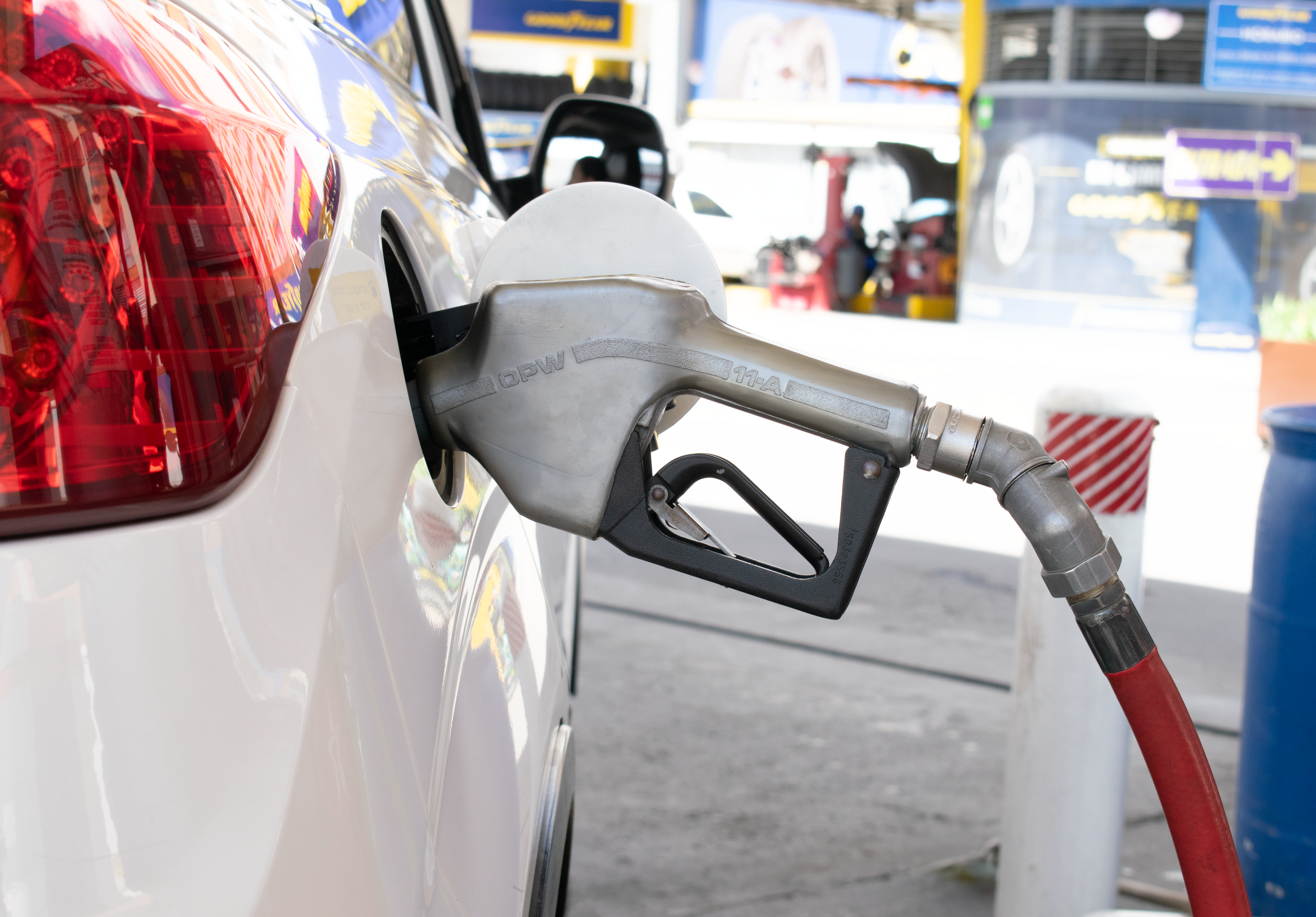 pistola-gasolina-tanqueando